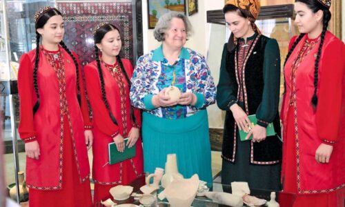 Н.А. Дубова провела открытый урок в Туркменском государственном институте культуры, посвященный 50-летию со дня открытия городища Гонур-депе